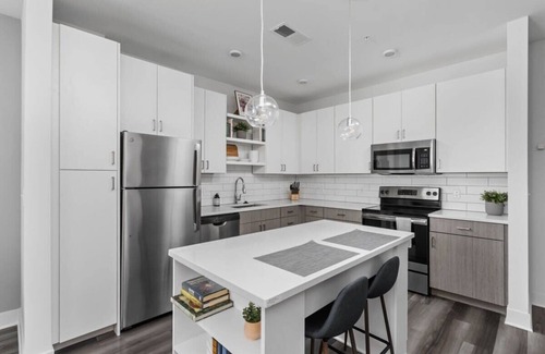 Cole-Noble District Apartamento | CozySuites Spacious 1BR Near Whole Foods
