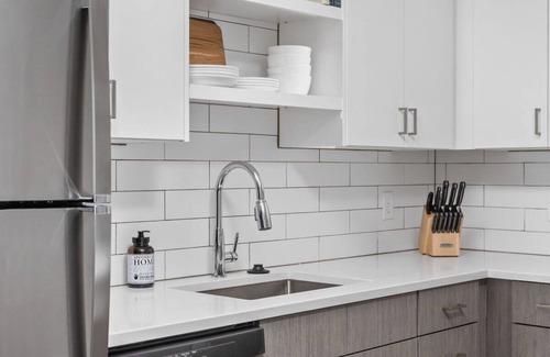 Cole-Noble District Apartamento | CozySuites Spacious 1BR Near Whole Foods