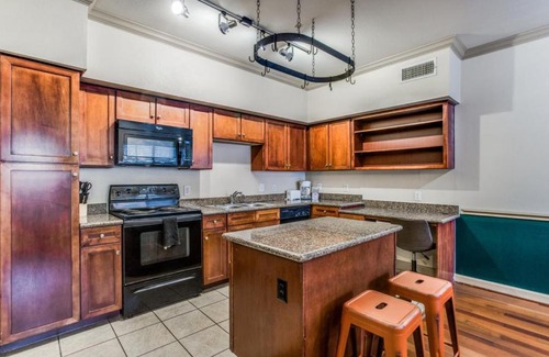 McNeil Apartamento | CozySuites Stunning 1BR Condo in Mountain Resort