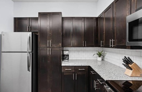 Indianapolis Apartamento | CozySuites Stunning 4BR near WholeFoods
