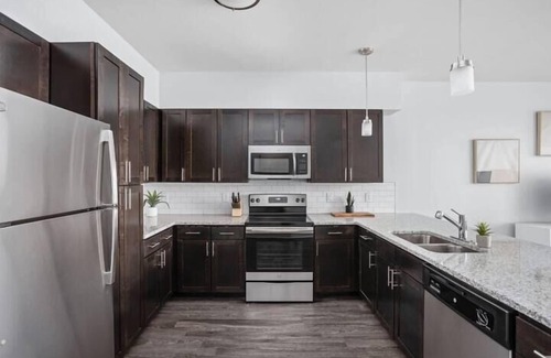 Indianapolis Apartamento | CozySuites Stunning 4BR near WholeFoods