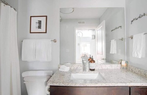 Cole-Noble District Apartamento | CozySuites TWO Bold Apts, Monument Circle, Indy