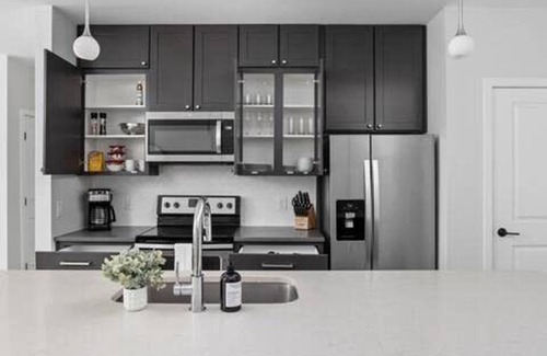 Meridian-Kessler Apartamento | Cozysuites Upscale Modern 2BR Broad Ripple