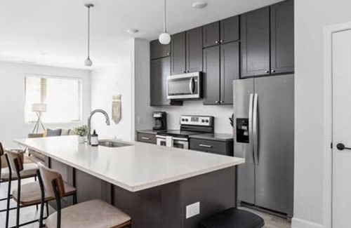 Meridian-Kessler Apartamento | Cozysuites Upscale Modern 2BR Broad Ripple