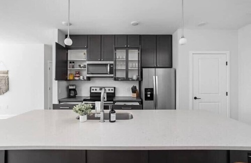 Meridian-Kessler Apartamento | CozySuites Upscale Modern 2BR Broad Ripple