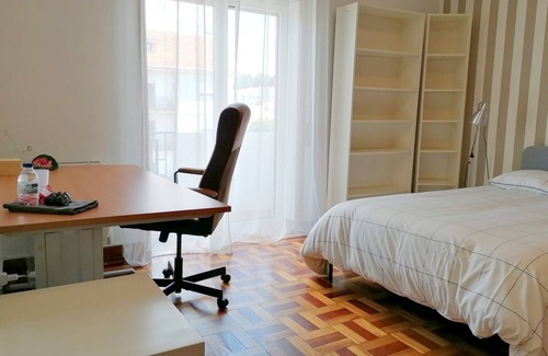 Santo Antonio dos Olivais Cabina | CQ3 ❤️ Cozy Bedroom with Balcony & Double Bed