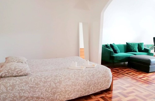 Coimbra Cabina | CQ4 | Large Room with Double Bed, Balcony, Sofa & Workspace