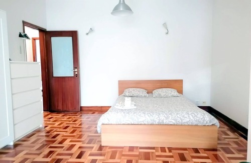 Coimbra Cabina | CQ4 | Large Room with Double Bed, Balcony, Sofa & Workspace