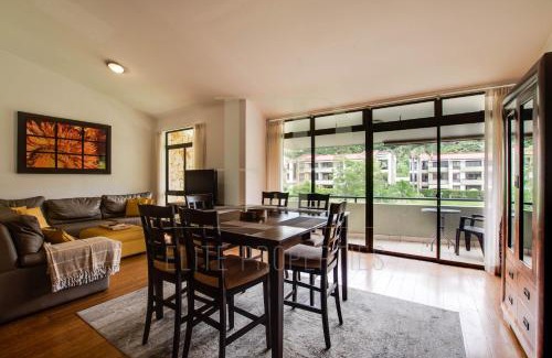 Santa Ana Apartamento | CR MARIPOSA RENTALS lakeview, spacious penthouse with office, pool, gym, Jacuzzi
