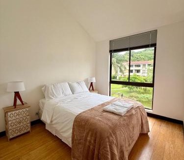 Santa Ana Apartamento | CR MARIPOSA RENTALS lakeview, spacious penthouse with office, pool, gym, Jacuzzi