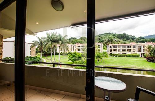 Santa Ana Apartamento | CR MARIPOSA RENTALS lakeview, spacious penthouse with office, pool, gym, Jacuzzi