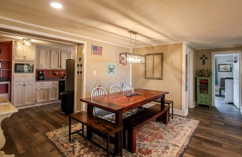 Midway Casa | Crabbin Cabin * Spacious, Seasonal Riverside Home