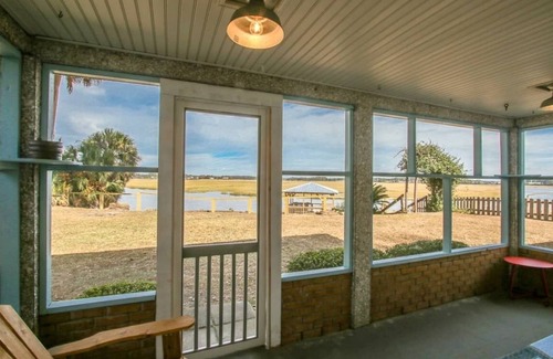 Midway Casa | Crabbin Cabin * Spacious, Seasonal Riverside Home