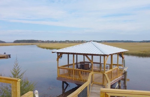 Midway Casa | Crabbin Cabin * Spacious, Seasonal Riverside Home