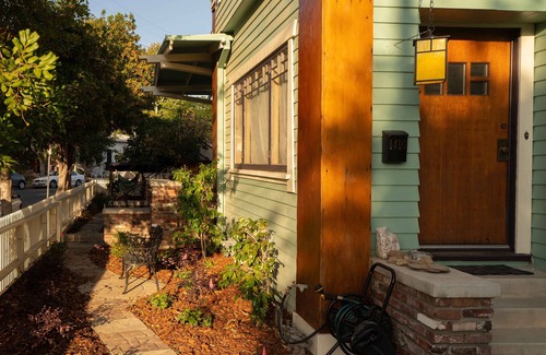 Angelino Heights Casa | Craftsman Guesthouse in lovely Echo Park