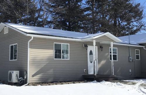 Craigmont Casa | Craigmont Getaway Get comfortable and enjoy plenty of space and cozy fireplace!