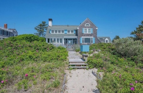 Centerville Casa | Craigville Long Beach Beachfront rental home. Steps to private beach. RPMS029