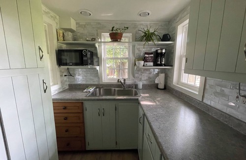 West Yarmouth Cabaña | Cranberry Beach Cottage; Minutes to Beach & Ferry