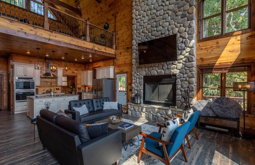 Frank Cabina | Cranberry View Lodge - VIEWS, Privacy, Gated Community, Game Table!