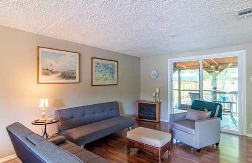 New Port Richey Casa | Creek Cabin Summary: