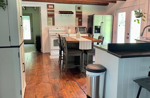 Newport Cabina | Creek House cabin with fire pit