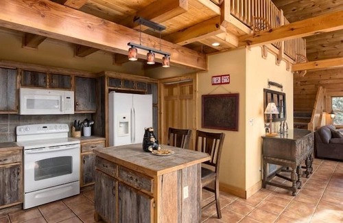 Waynesville Cabina | Creek'nWoods IV -Views-Decks-waterfall-sleeps 14