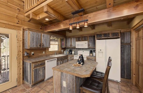 Waynesville Cabina | Creek'nWoods IV -Views-Decks-waterfall-sleeps 14