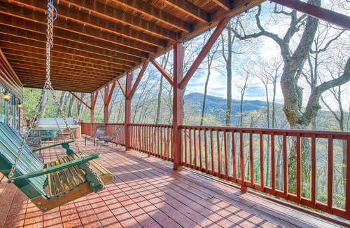 Waynesville Cabina | Creek'nWoods IV -Views-Decks-waterfall-sleeps 14