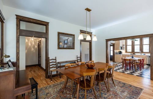 Dickson Otro | Creek-side retreat in the woods, perfect for families seeking quality time