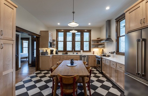 Dickson Otro | Creek-side retreat in the woods, perfect for families seeking quality time