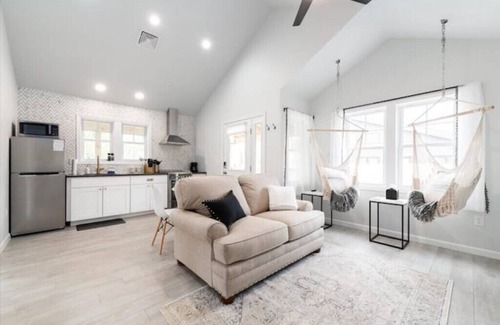 Schnecksville Cabaña | Creek Stay Retreat New Listing
