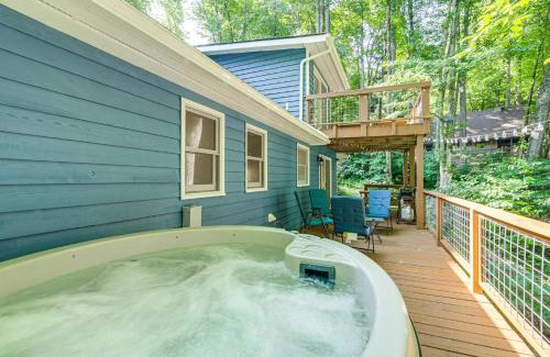 Maggie Valley Casa | Creek View and Hot Tub Woodsy Maggie Valley Cottage