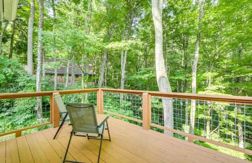 Maggie Valley Casa | Creek View and Hot Tub Woodsy Maggie Valley Cottage