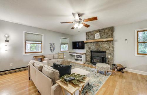 Maggie Valley Casa | Creek View and Hot Tub Woodsy Maggie Valley Cottage