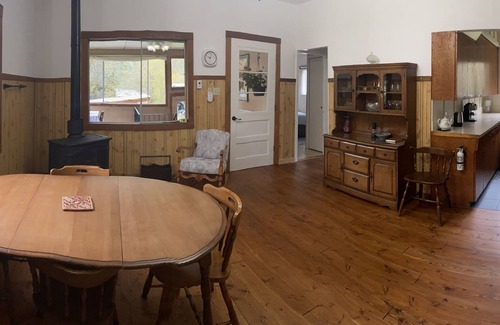 Courtenay Casa | Creekbanks Cottage - a nature-lover's retreat