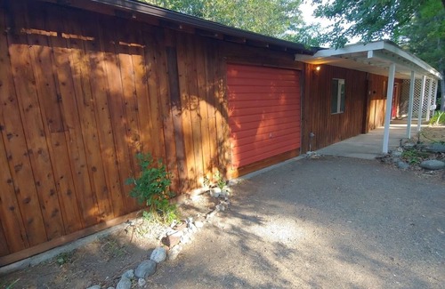 Happy Camp Casa | Creekfront 3-bedroom house with WiFi, AC in Happy Camp
