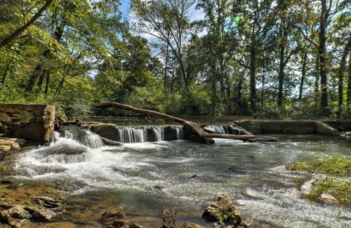 Ooltewah Casa | Creekfront Cabin Near Chattanooga with Hot Tub!