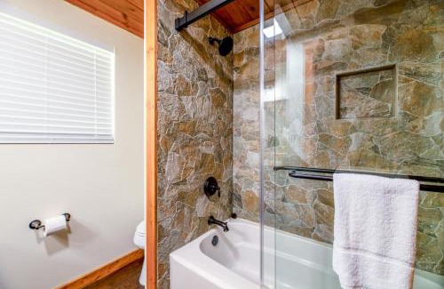 Pigeon Forge Casa | Creekfront Lodge By Avada Properties