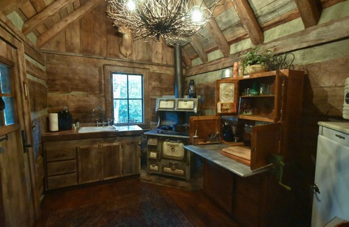 Franklin Cabina | Creekfront Vintage Log Cabin- Dog Lovers Paradise!