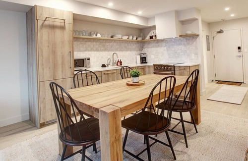 Whistler Creekside Apartamento | Creekside 2BR:Sleeps 6, Patio + BBQ & Free Parking,Pool, Near Shops and Lakes!