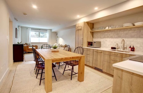 Whistler Creekside Apartamento | Creekside 2BR:Sleeps 6, Patio + BBQ & Free Parking,Pool, Near Shops and Lakes!