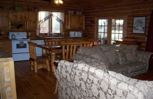 Black River Falls Cabina | Cabin Creekside Amish Log