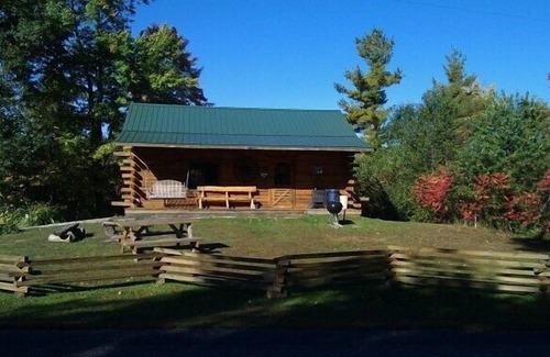 Black River Falls Cabina | Cabin Creekside Amish Log