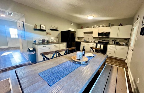 Westfield Apartamento | 2,270 pies cuadrados Pie. Casa en un lote de 4 acres, a 1 milla de Grand Park, duerme 16+