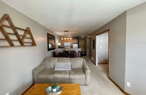 Silver Star Mountain Condominio | Creekside condo close to Tube Town & skating pond, gas fireplace, full kitchen