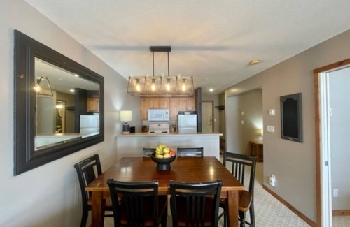 Silver Star Mountain Condominio | Creekside condo close to Tube Town & skating pond, gas fireplace, full kitchen