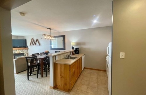 Silver Star Mountain Condominio | Creekside condo close to Tube Town & skating pond, gas fireplace, full kitchen