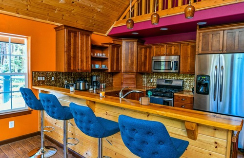 Shingletown Cabina | Cabin on Bailey Creek. 9mi to Lassen, EV, Firepit, Pet Friendly!