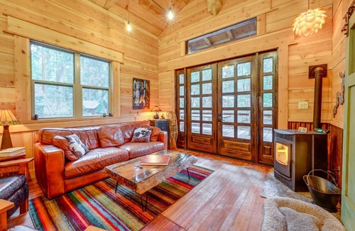 Hartland Casa | Creekside Cabin about 20 Mi to Kings Canyon Park!