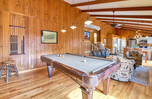 Maggie Valley Casa | Creekside Cabin in Maggie Valley Country Club with Club Pool access -2 King beds